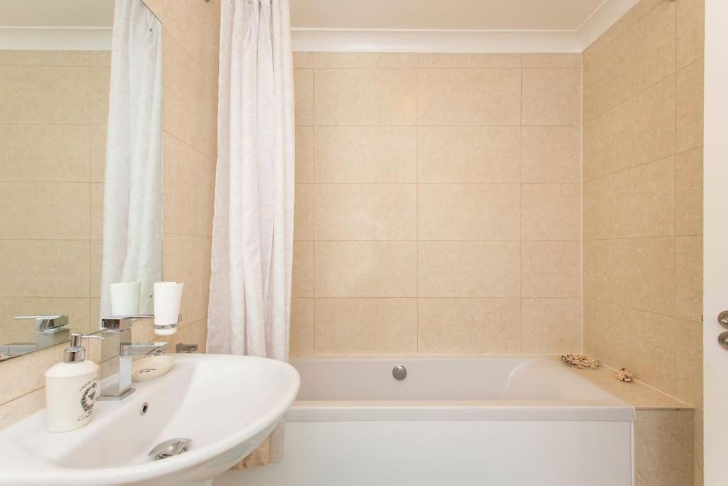 2 Bed Room Flat Near Westfield, West Londra Esterno foto